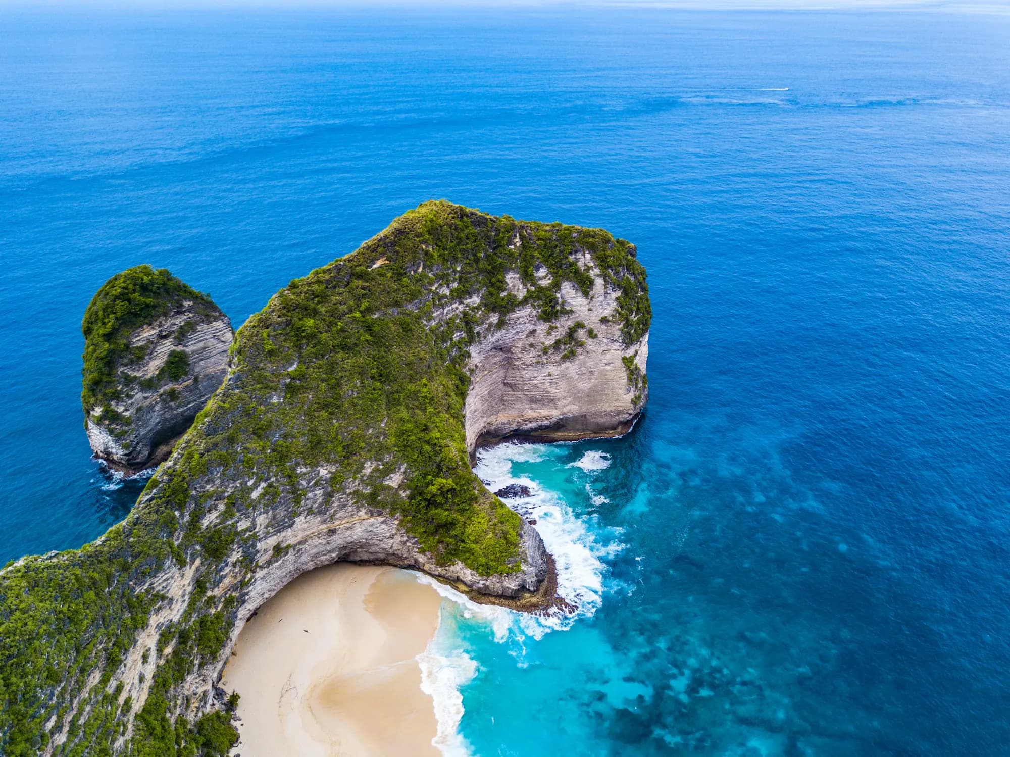 Kelingking beach and its T-rex shaped cliff above turquoise water, Nusa Penida